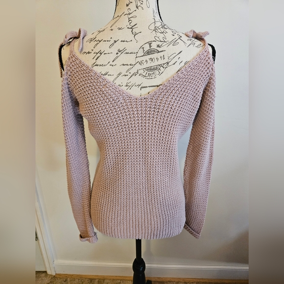 Ivy & Main, Small, Sweater pink, split w/tied shoulders, very nice - Picture 2 of 7